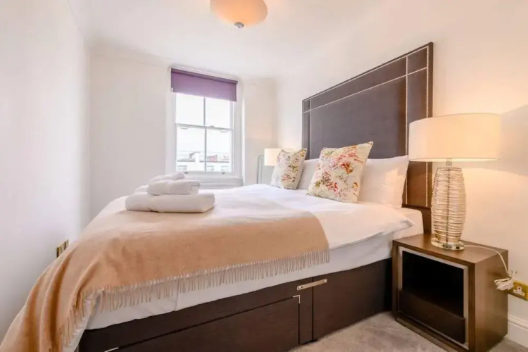 Spacious 2 Bedroom Flat in Kensington