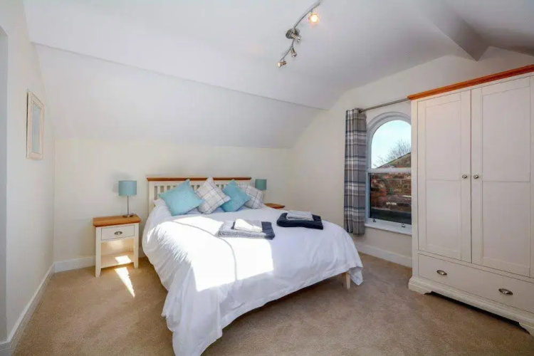 Flat 7 Bluebridge Court