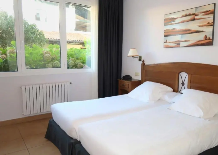 Standard Twin room with garden view