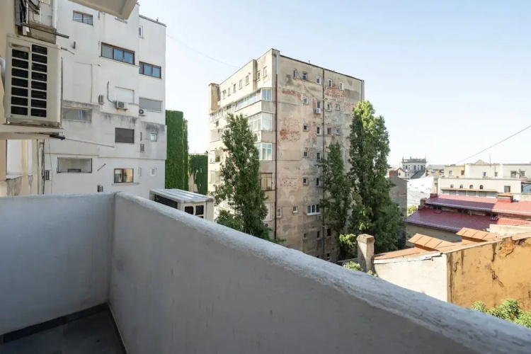 Colorful Bright 2BR on Iconic Calea Victoriei