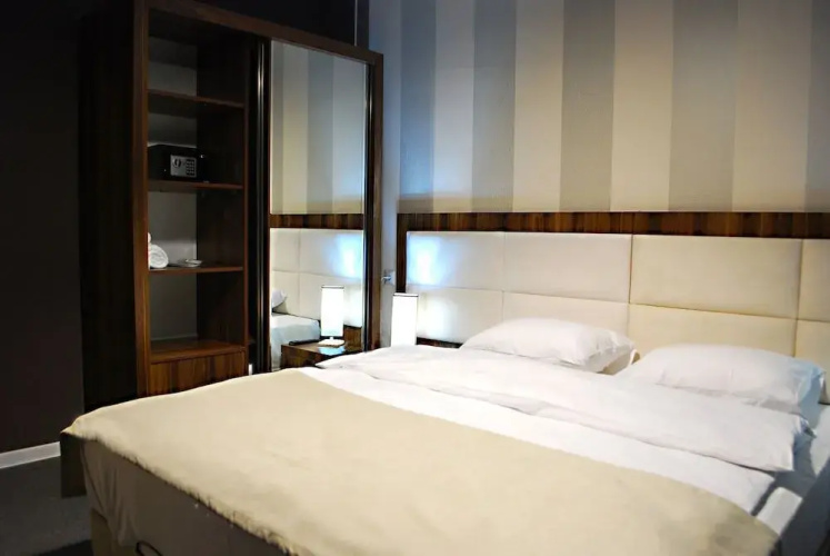Hotel West