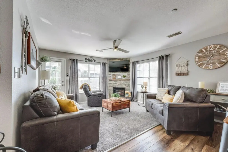 Condo w/ Pool ~ 2 Mi to Table Rock Lake!