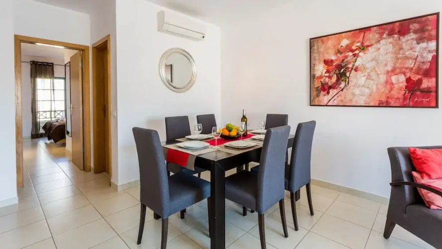 Central Albufeira 2-B Apt, Sleeps 6, Pool, Parking