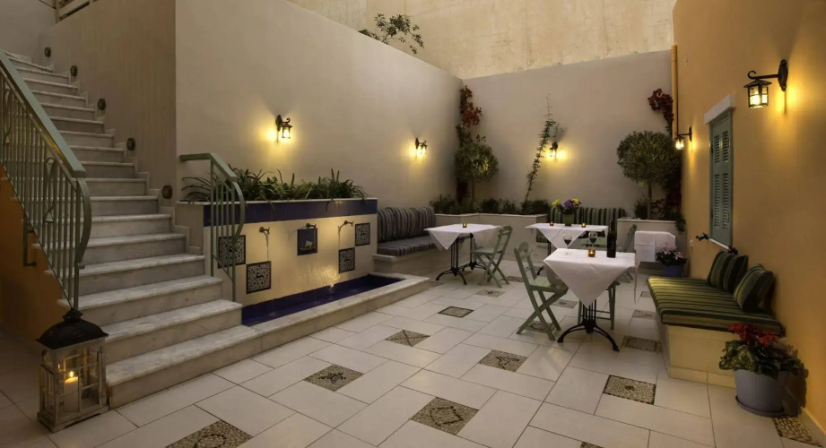 Efchi Suites 1904