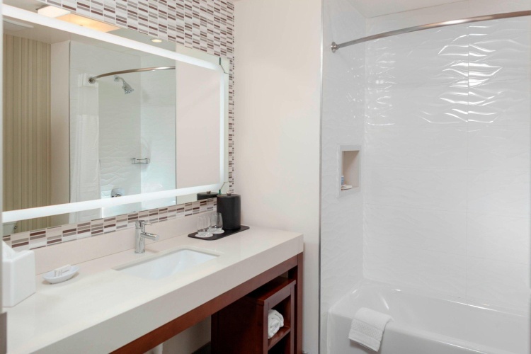 Standard Quadruple room with city view