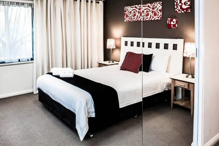 Two bedroom Apt next to Perth CBD with Parking.