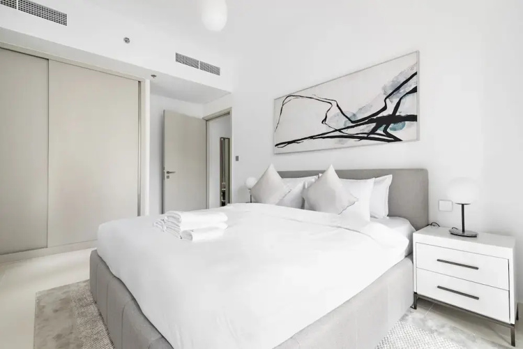 StoneTree - Luxurious 1 BR with Private Beach Access