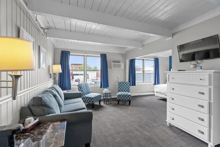 Harborline Hotel