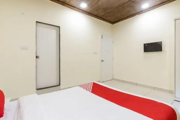 Oyo 27653 Savoy Suites