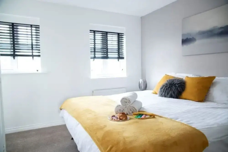 Contractorscleancharming 2-bed House in Coventry