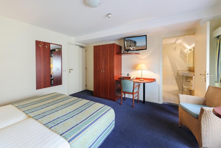 Superior Twin room with partial sea view