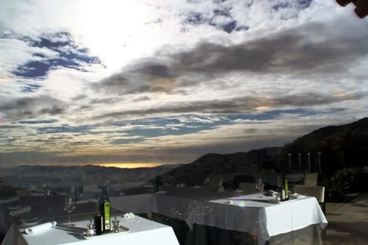 1 Bedroom Comfort Suite with mountain view