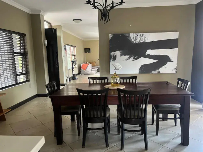 Fourways Luxury 5-Bed Home