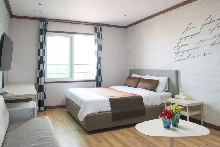 Standard Double room with partial ocean view