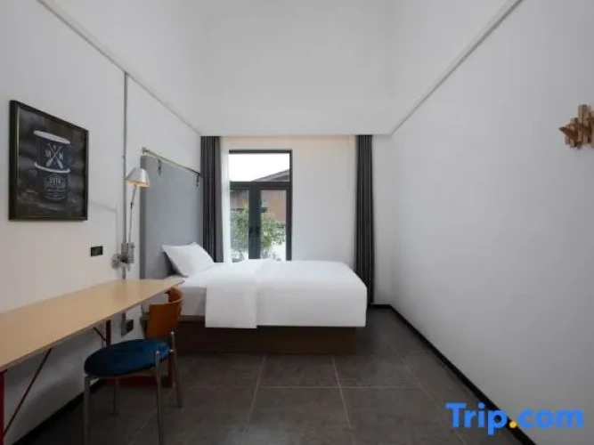 Bed in Dorm (male dorm) with garden view