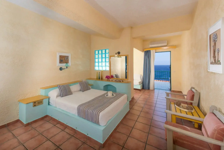 Cavos Bay Hotel and Studios