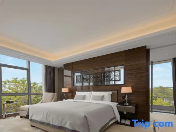 1 Bedroom Deluxe Double Suite with lake view