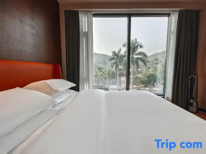 Suite with lake view
