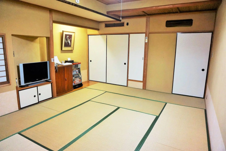 Atami Red House