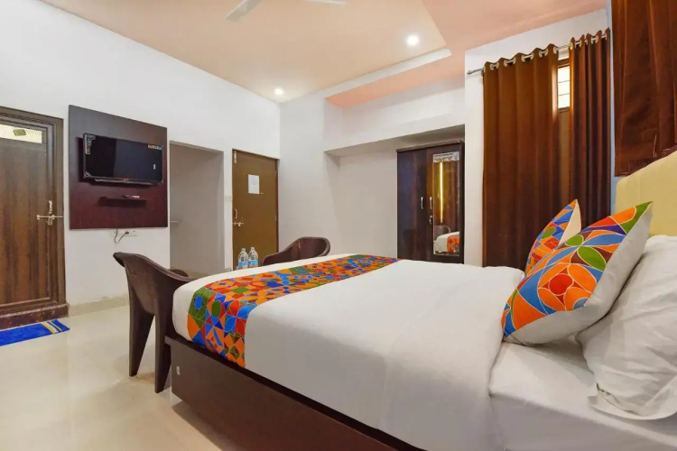 Fabexpress Shree Thakur- 700 Meter Away From Railway Station