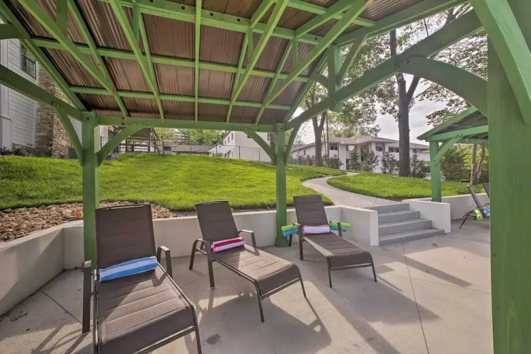 Fire Pit Access: Cozy Dtwn Branson Cottage!