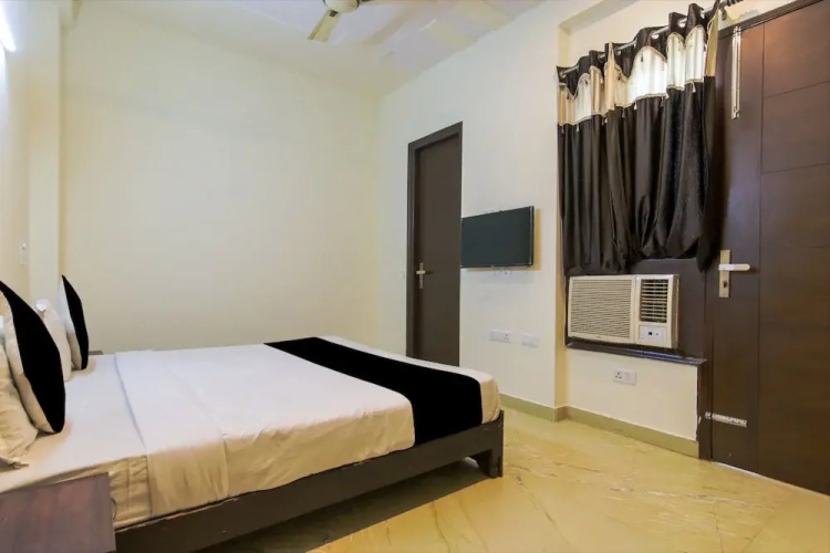 FabHotel Mannat Residency Sec 52
