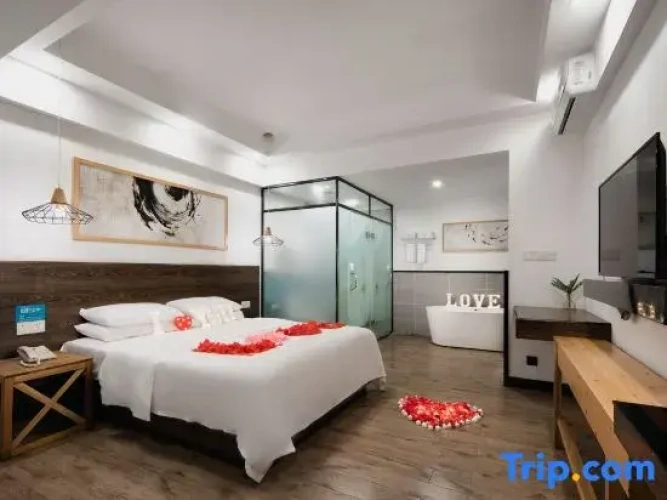 Standard Twin room with city view
