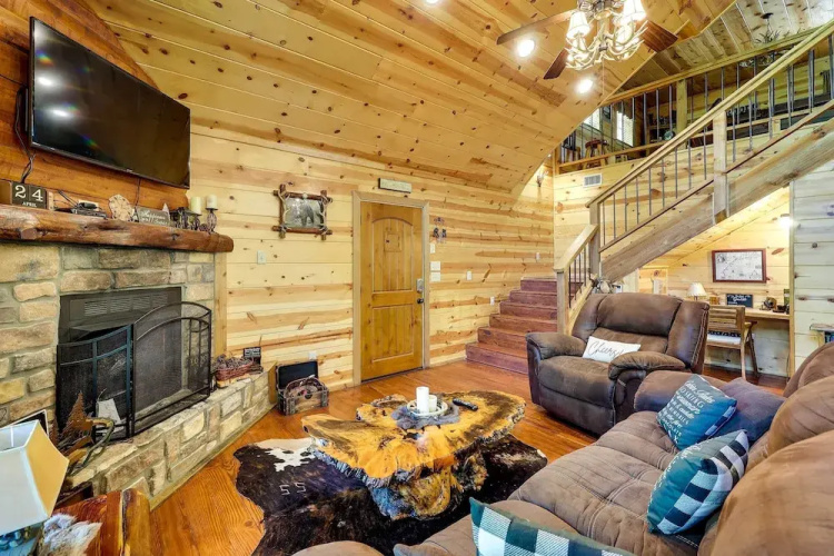 Pet-friendly Broken Bow Cabin w/ Fire Pit!