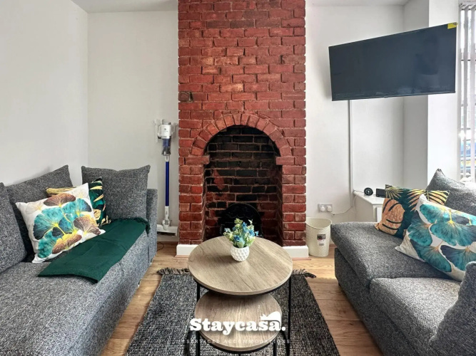 Stunning Design 3 Bedroom House Street Parking