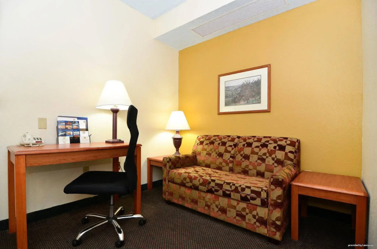 Red Roof Inn & Suites Clinton, MS