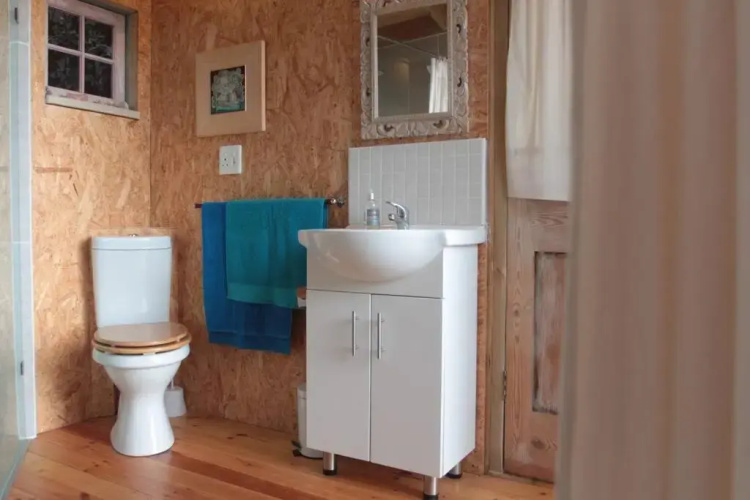 Quirky Eco-Friendly Artist Studio (Sea Views)