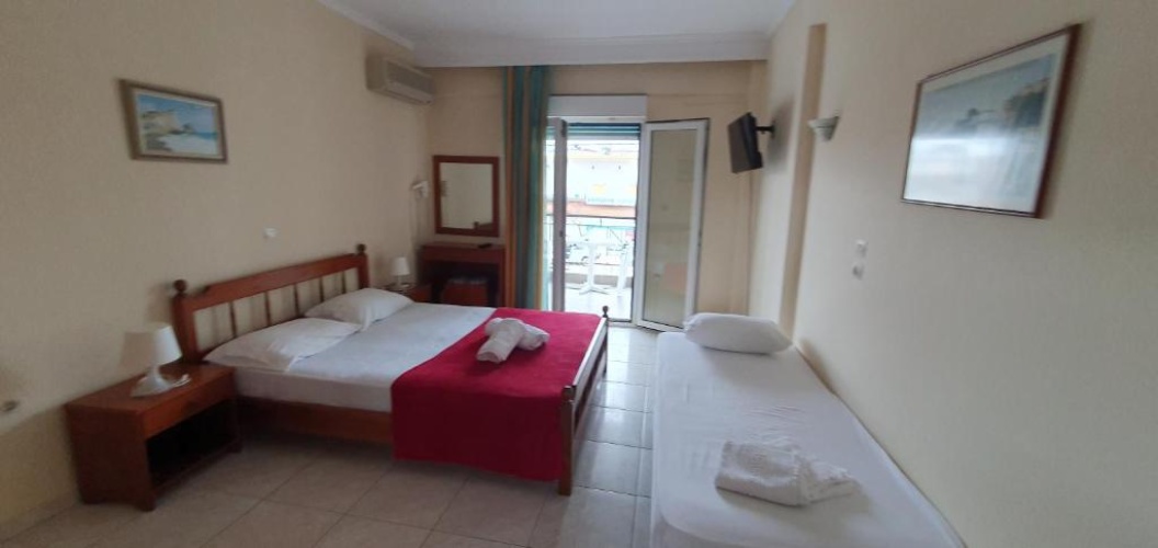 Standard Triple room with city view