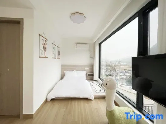 Standard Family room with mountain view
