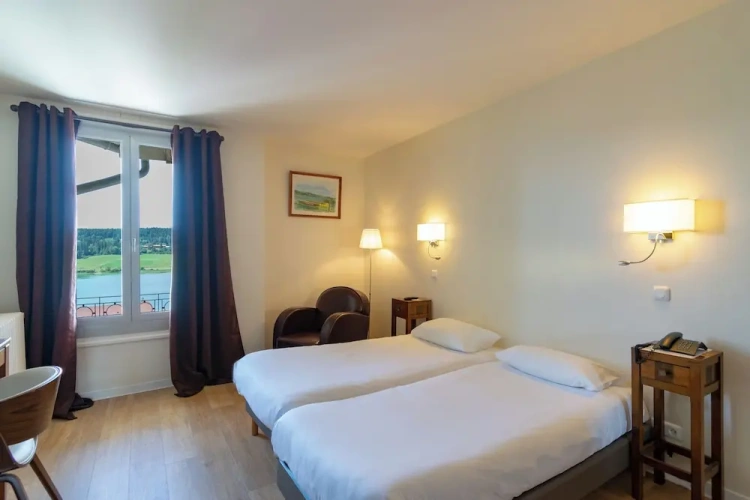 Standard Twin room with lake view