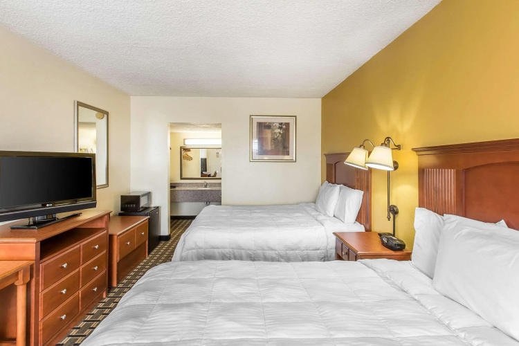 Econo Lodge Byron near Historic District - Warner Robins