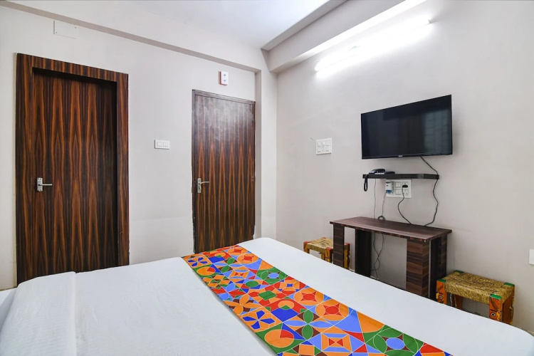 Fabhotel White House I
