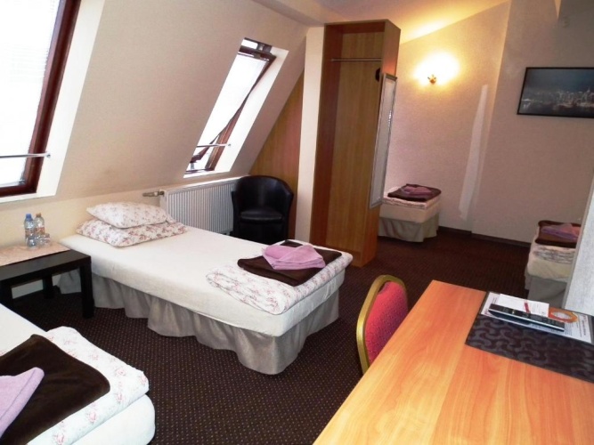 Standard Triple room