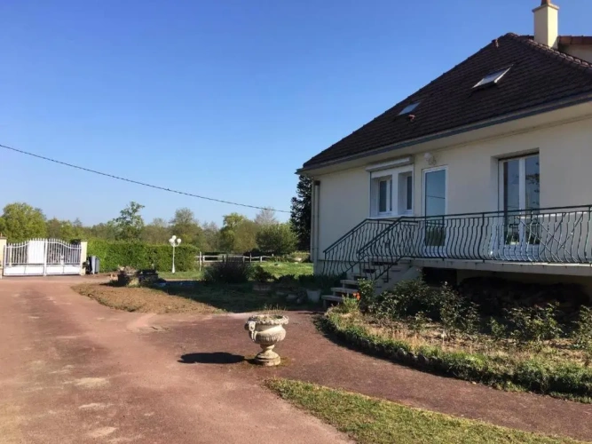 4 Bedrooms Cottage
