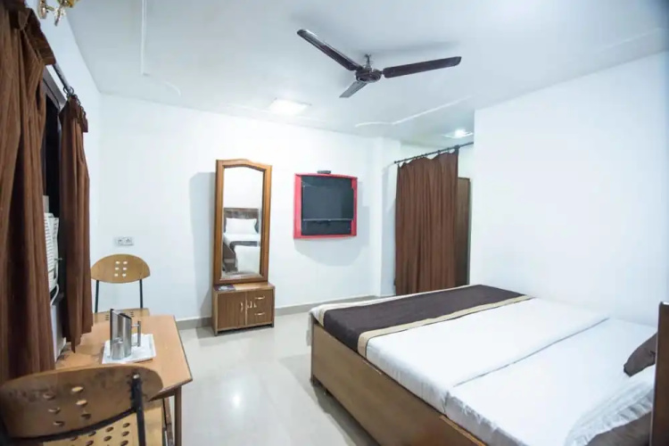 SPOT ON 37708 Hotel Royal Star