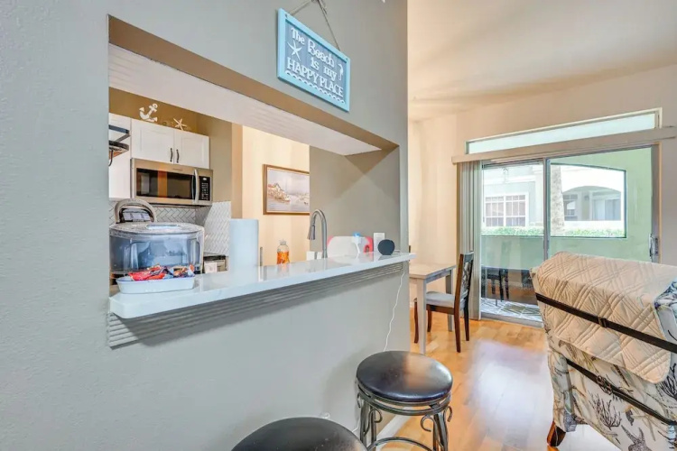 4 Mi to Clearwater Beach: Apt w/ Community Pool!