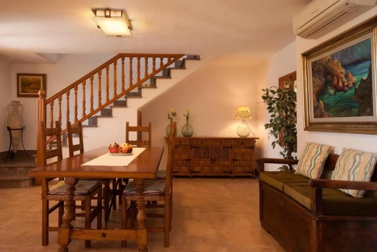 4 Bedrooms Cottage