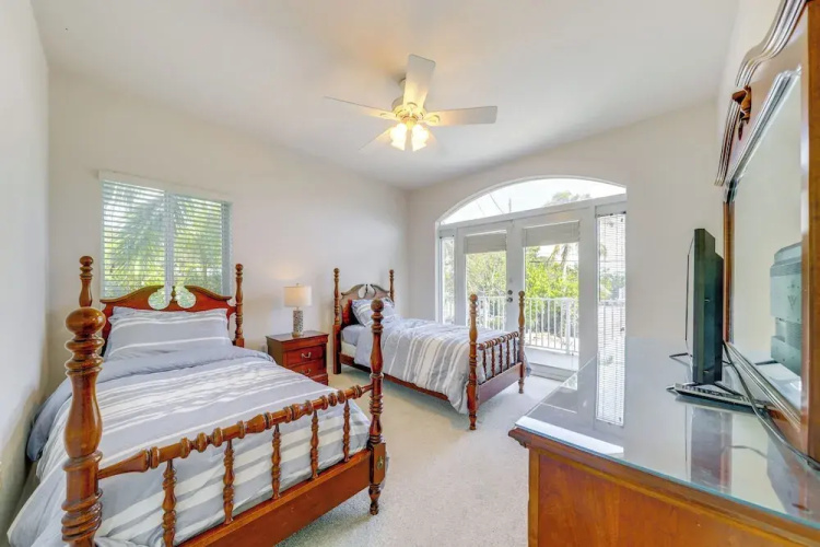 Spacious Canal-front Home: Florida Keys Gem