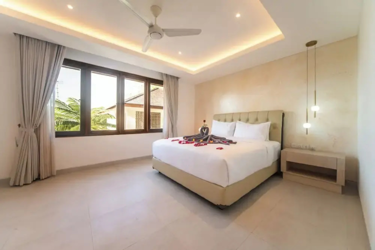 Luxury 4 Bedroom Bella Vista Villa
