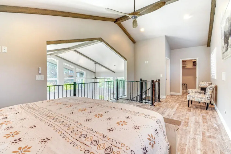 Hot Tub + Deck: Mtn-view Pine Getaway!