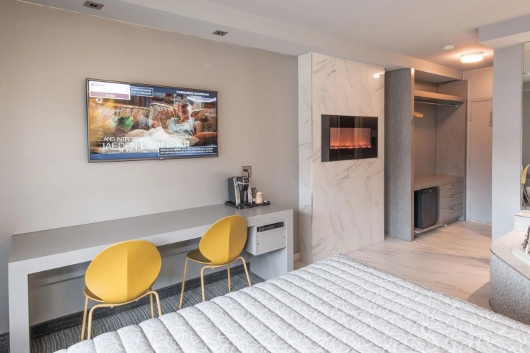 Le Chabrol Hotel & Suites