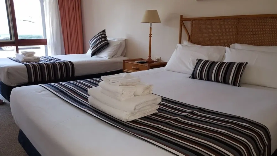 Standard Triple room with lake view