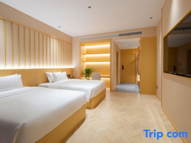 Standard Twin room with canal view