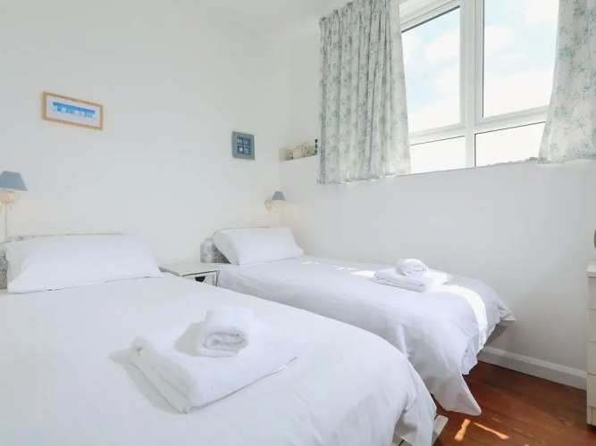 4 Thornlea Mews