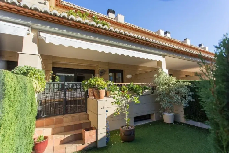 4 Bedrooms Cottage
