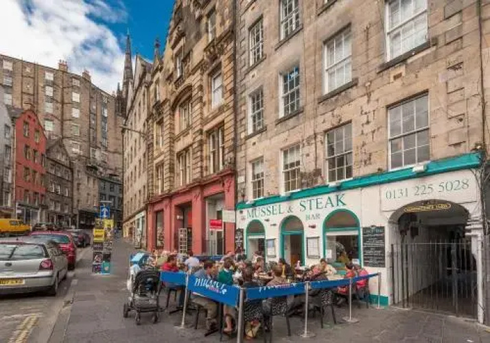 The Edmonstone's Close Residence